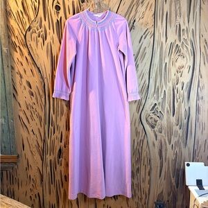 Vintage 1970s Embroidered Half Zip House Coat Dress Robe. Size Small